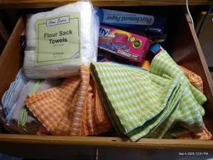 lot 267 image: Drawer of Kitchen Clothes & Cleaning Supplies