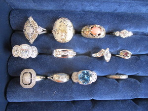 lot 32 image: Costume jewelry - rings with one di...