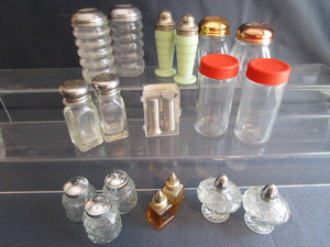 lot 39 image: Salt & Pepper shakers with Jadeite...