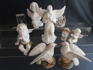 lot 42 image: Angels glass, ceramic, resin...