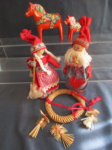lot 49 image: Swedish 8 figures, Dala horses 5-3...