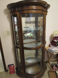 lot 4 image: Curved glass china cabinet, 3 curve...
