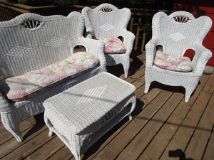 lot 54 image: Wicker patio set, settee 51L, two ...