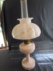 lot 58 image: Aladdin kerosene lamp, pink alacite...