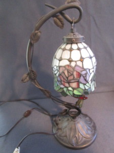 lot 86 image: Dresser lamp 19H, faux stained gla...