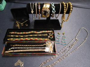 lot 118 image: Costume jewelry necklaces, bracele...