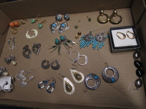 lot 119 image: Costume jewelry earrings with post...