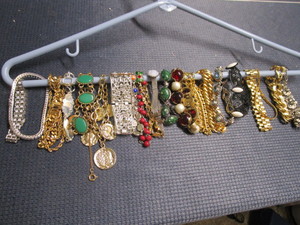 lot 140 image: Costume jewelry 21 bracelets...