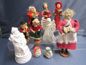 lot 148 image: Herr Christmas, Carolers 9H, bell ...