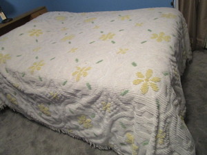 lot 154 image: Chenille vintage bedspread - full s...