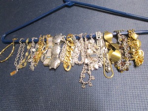lot 163 image: Costume jewelry Napier, shells, ch...