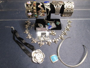 lot 184 image: Costume jewelry bracelets, sets...