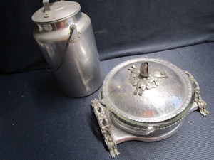 lot 209 image: Hammered aluminum casserole carrier...