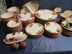 lot 213 image: Franciscan Apple dinnerware 8 dinn...