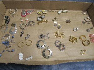 lot 221 image: Costume jewelry earrings - hoops &...