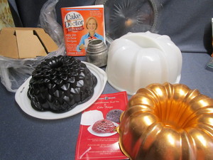 lot 242 image: Chrysanthemum Bundt pan & Cake keep...