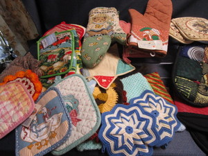 lot 250 image: Hot pads & oven mitts with new & cr...