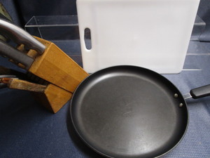 lot 261 image: Cutting board, Cooks Essential, kn...