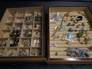 lot 274 image: Costume jewelry unsorted out of ca...