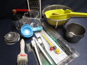 lot 278 image: Kitchen gadgets measuring cups, nu...