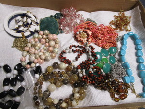 lot 284 image: Costume jewelry 15 necklaces , set...