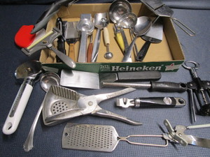 lot 286 image: Kitchen utensils Sunkist lemons, P...