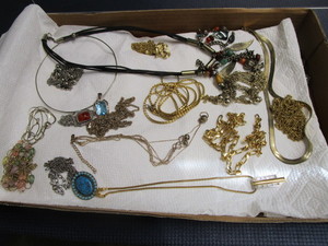 lot 292 image: Costume jewelry Necklaces, 16 tota...