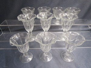 lot 290 image: Sundae dishes four 4 and six 6...