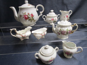 lot 321 image: Japan teapot, cream & sugar, Englis...