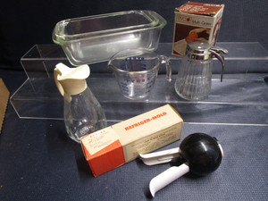 lot 334 image: Glass bread pans, Pyrex 1 cup measu...