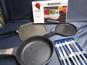 lot 345 image: Aluminum handled steak knife set, g...
