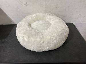 lot 472 image: White 24 Inch Round Small Pet Bed