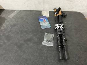 lot 478 image: Foxelli Black Carbon Fiber Lightweight Collapsible Trekking Poles