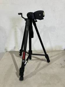 lot 162 image: Bosch Compact Tripod with Extendable Height