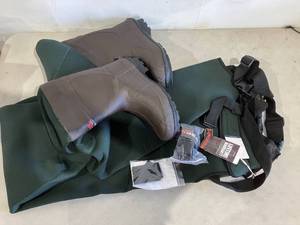 lot 282 image: HISEA Green Neoprene Fishing Chest Waders with Cleated Bootfoot