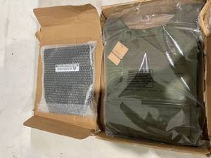 lot 303 image: EVERLIT 14-20 lb Adjustable OD Green Weighted Vest