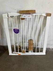 lot 323 image: Munchkin White Easy Close Pressure Mounted Baby Gate