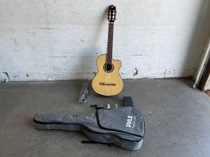 lot 38 image: Pyle Premium Full Size Acoustic Guitar with Dreadnought Cutaway