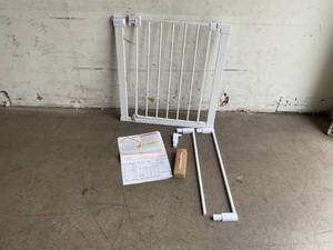 lot 527 image: Safety 1st Easy Install 28 inch White High Walk Thru Gate
