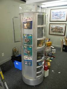 ROLLING ROUND LOCKING DISPLAY CABINET WITH KEY - APPROX 24WIDE - 73high - SOLID PIECE - BRING HELP TO REMOVE - ITEMS ON SHELVES NOT INCLUDED
