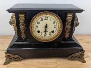 lot 13 image: Vintage Lion Head Mantel Shelf Clock D