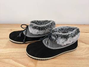lot 79 image: NEW Sperry Womens Size 7 Faux Fur Lined Suede Winter & Snow Boots N