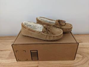 lot 122 image: NEW Womens Sperry Slippers, Size 6 N
