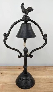 lot 60 image: Vintage Rooster Tabletop Cast Iron Dinner Bell D