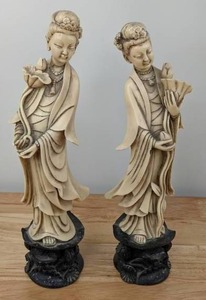 lot 59 image: Pair of Vintage Carved Ladies With Lotus Oriental Figurines D