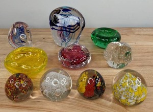 lot 62 image: Collection of (10) Art Glass Paperweights D