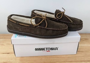 lot 73A image: Mens Pile Lined Hardsole Minnetonka Moccasins Size 11 N