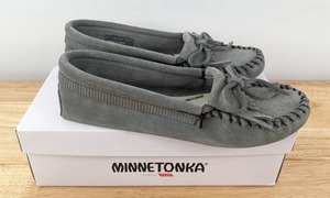 lot 43A image: Womens Kilty Softsole Minnetonka Moccasins Size 7.5 N