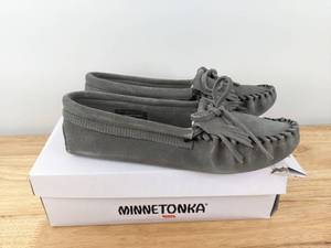 lot 107 image: Minnetonka Womens Kilty Softsole Moc (Storm Blue) - Size 8.5 N