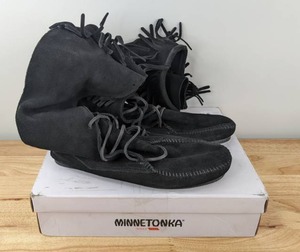 lot 63A image: NEW Mens Front Lace Knee High Boot Minnetonka Moccasins Size 10 N